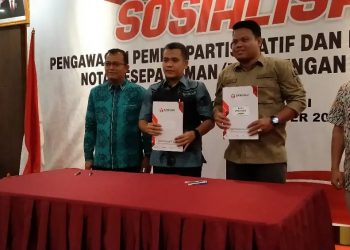 Ketua KPID Provinsi Jambi Joni bersama Ketua Bawaslu Provinsi Jambi Wein Arifin melakukan penandatanganan MUO