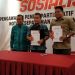 Ketua KPID Provinsi Jambi Joni bersama Ketua Bawaslu Provinsi Jambi Wein Arifin melakukan penandatanganan MUO