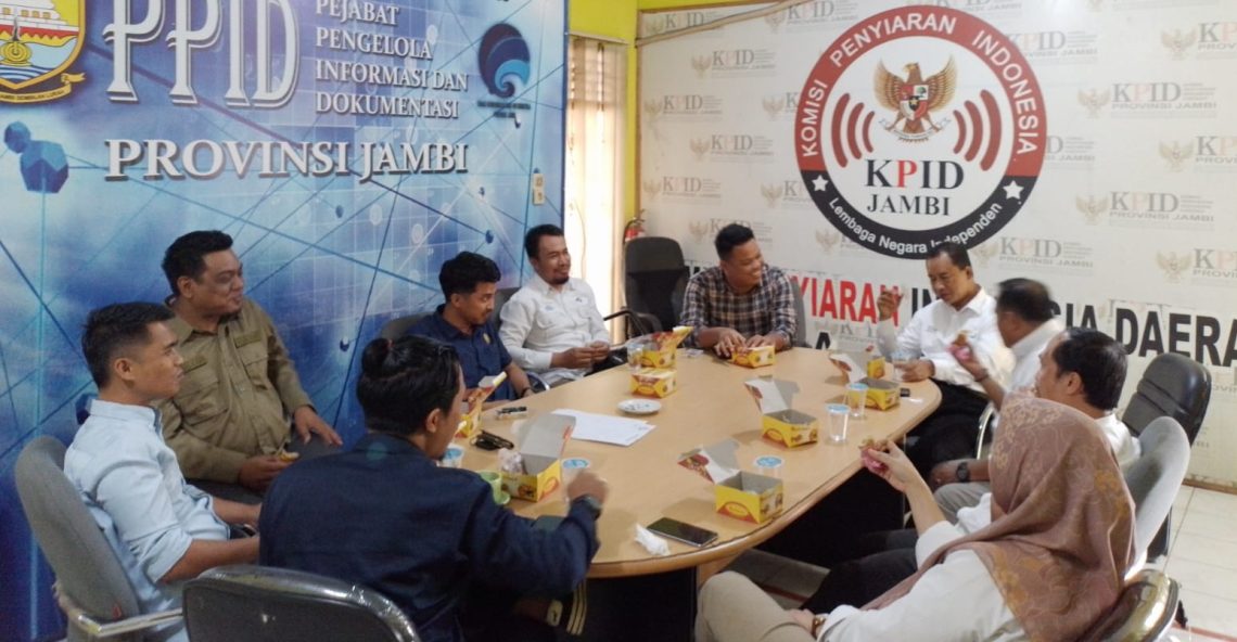 Kunjungan Kepala TVRI Jambi Raden Sarjono bersama jajaran ke KPID Provinsi Jambi (3)