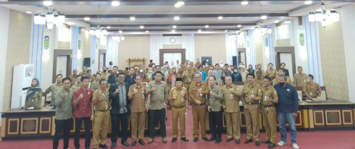 Foto bersama Gubernur Jambi bersama jajaran KPID Provinsi Jambi, Dinas Kominfo Provinsi Jambi dan Dinas Kominfo 11 kabupaten-kota