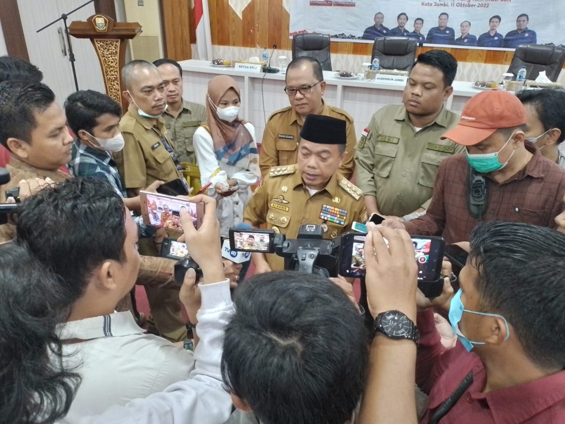 Gubernur Jambi Al-Haris di wawancara kalangan wartawan usai membuka rakorda bersama KPID Provinsi Jambi