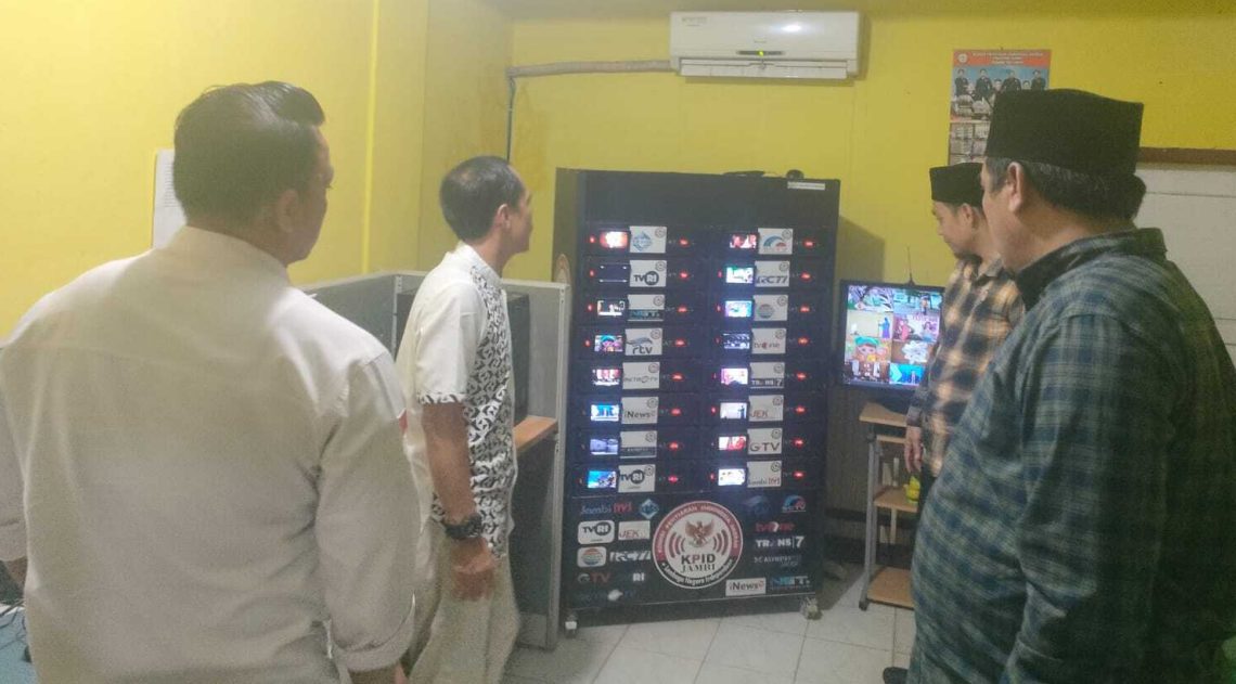 Ketua dan Komisioner KPID Bengkulu didampingi wakil Ketua KPID Jambi melihat studio monitoring yang dimiliki KPID Jambi