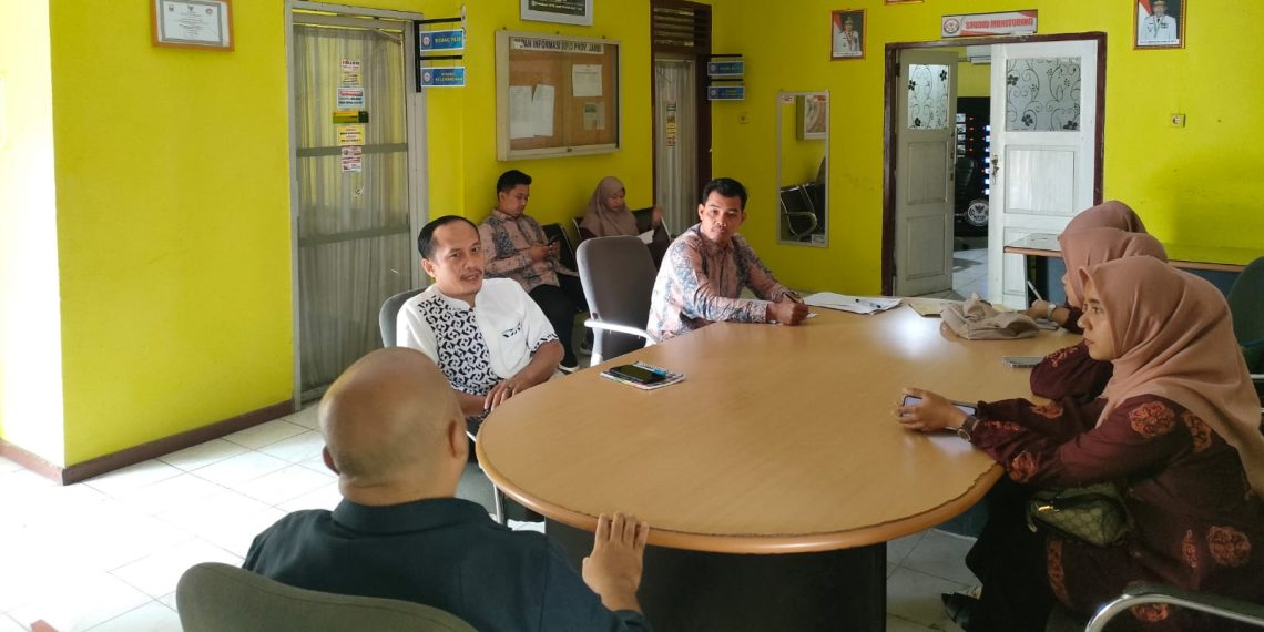 Kabid Analisis Berita Dinas Komunikasi dan Informatika (Kominfo) Kota Sungaipenuh, Erik, beserta rombongan di kantor KPID Provinsi Jambi, Kamis, 06 April 2023.