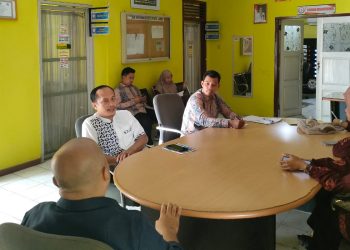 Kabid Analisis Berita Dinas Komunikasi dan Informatika (Kominfo) Kota Sungaipenuh, Erik, beserta rombongan di kantor KPID Provinsi Jambi, Kamis, 06 April 2023.