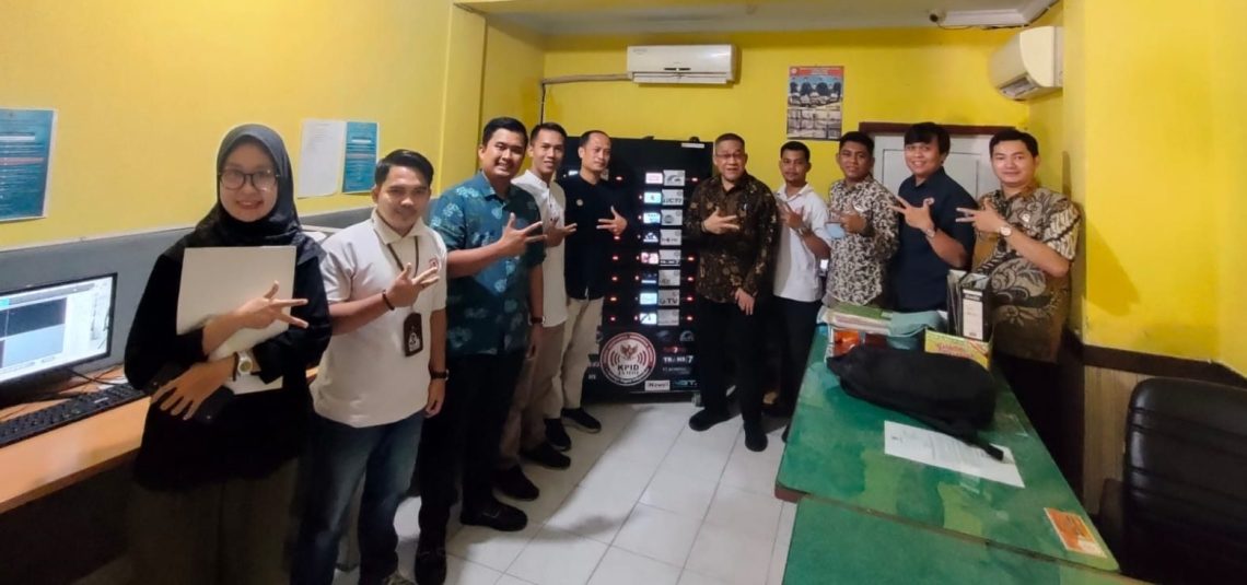 Foto bersama KPI Pusat saat mengunjungi studio monitoring KPID Jambi