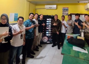 Foto bersama KPI Pusat saat mengunjungi studio monitoring KPID Jambi